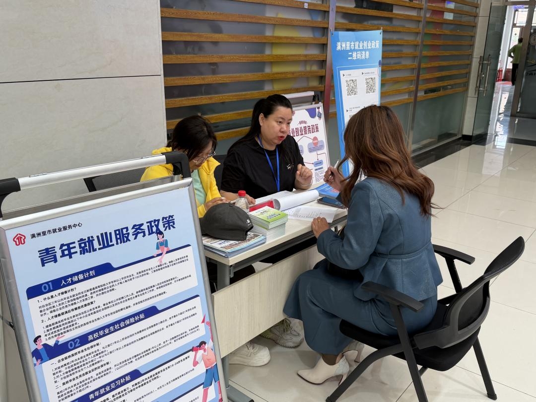 惠民服务进社区 政策护航暖民心