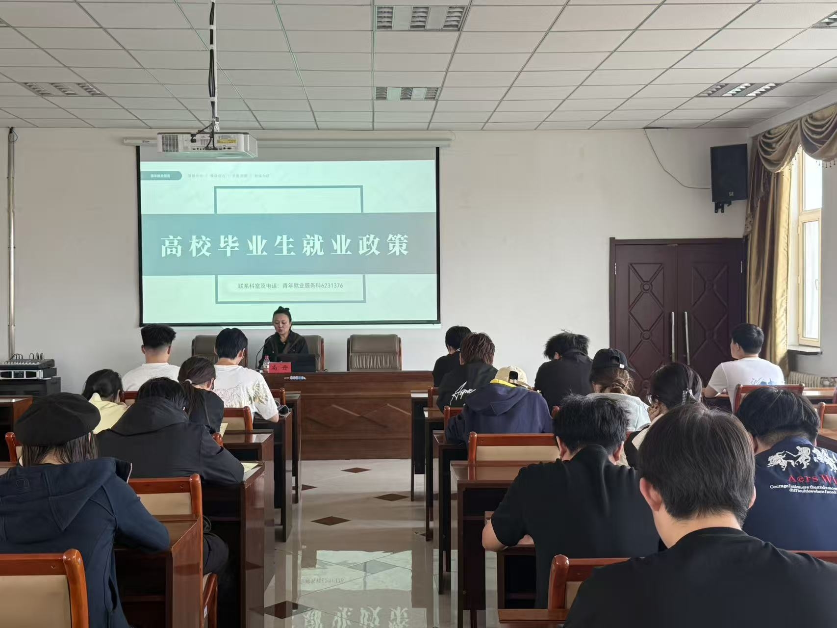 政策宣讲进校园 精准服务促就业